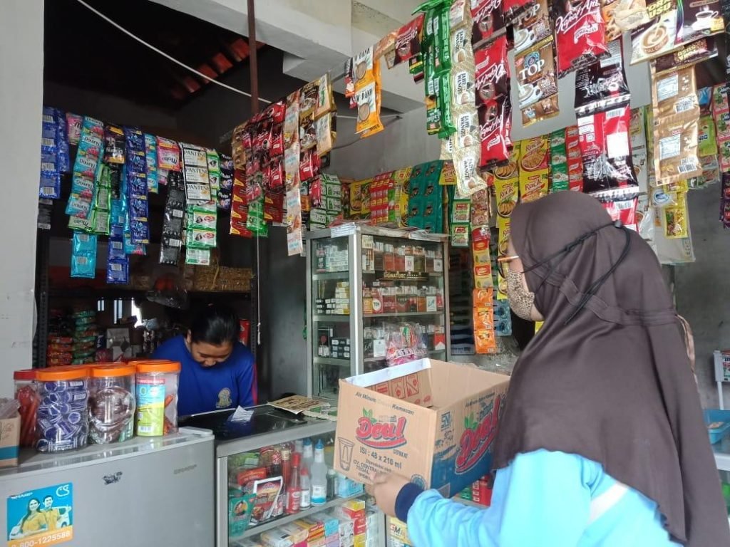 Penggalangan Dana Korban Banjir Pekalongan Mahasiswa Uin Walisongo saat melakukan galang dana