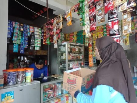 Penggalangan Dana Korban Banjir Pekalongan Mahasiswa Uin Walisongo saat melakukan galang dana