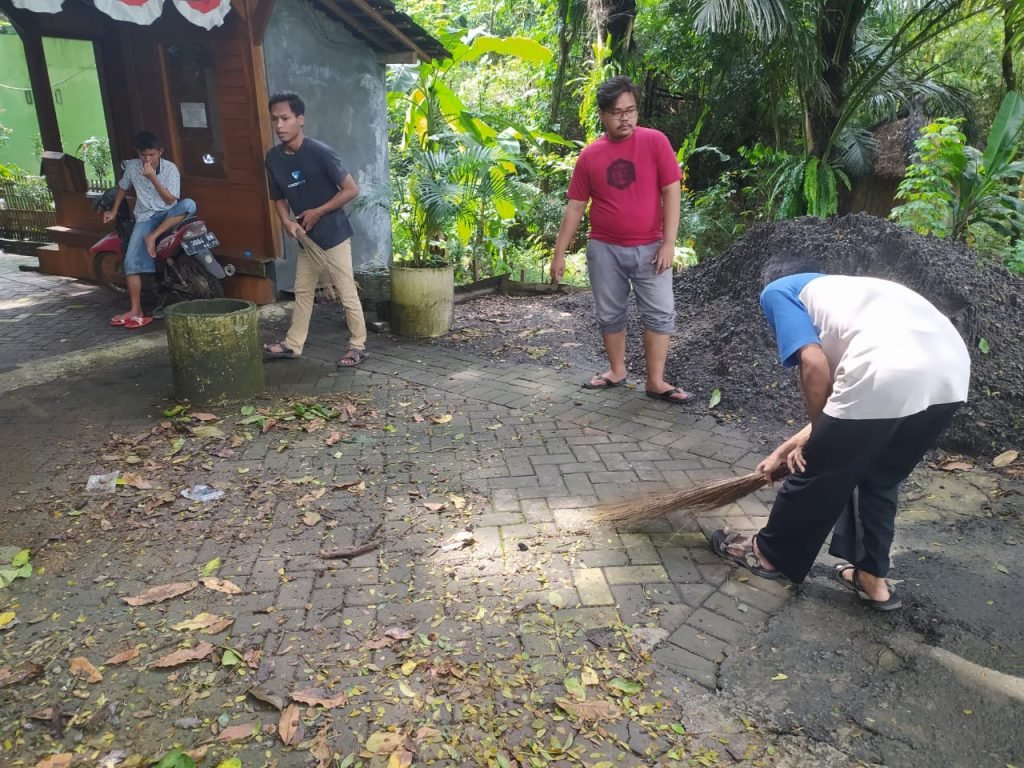 KKN 16 Uin Walisongo Bersihkan Sendang Kaliancar Mahasiswa Uin Walisongo saat membersihkan Sendang Kaliancar