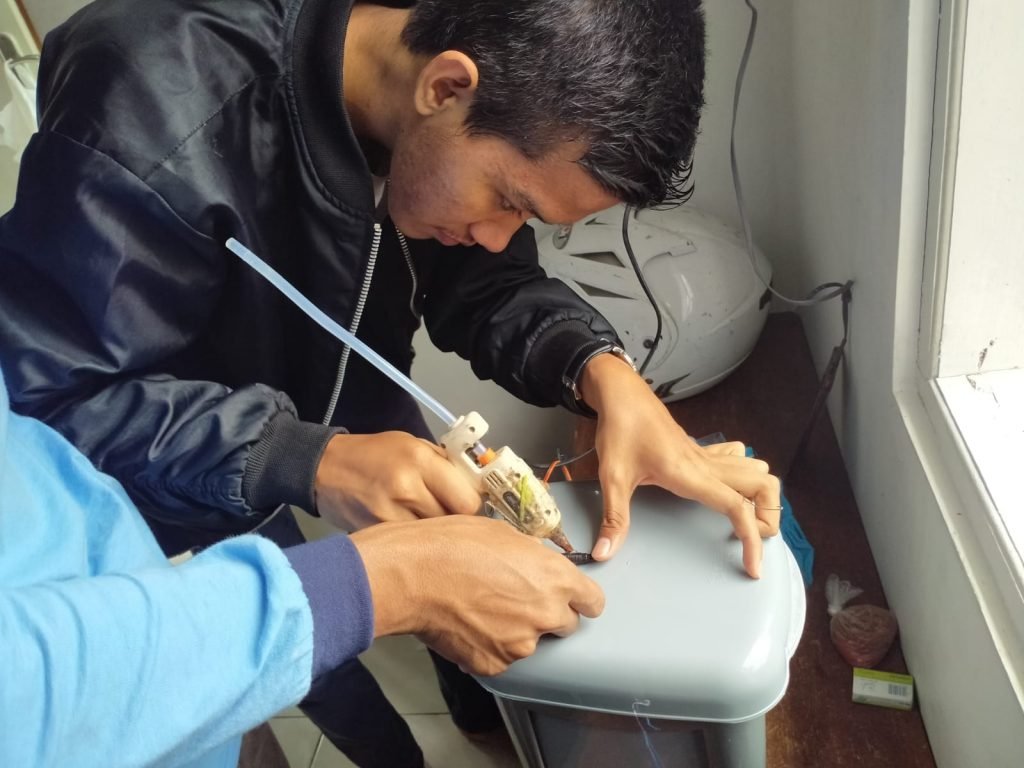 Tempat Sampah Otomatis Berbasis Sensor Buah Tangan Mahasiswa UINWS Mahasiswa kkn uin Walisongo membuat tempat sampah otomatis berbasis sensor
