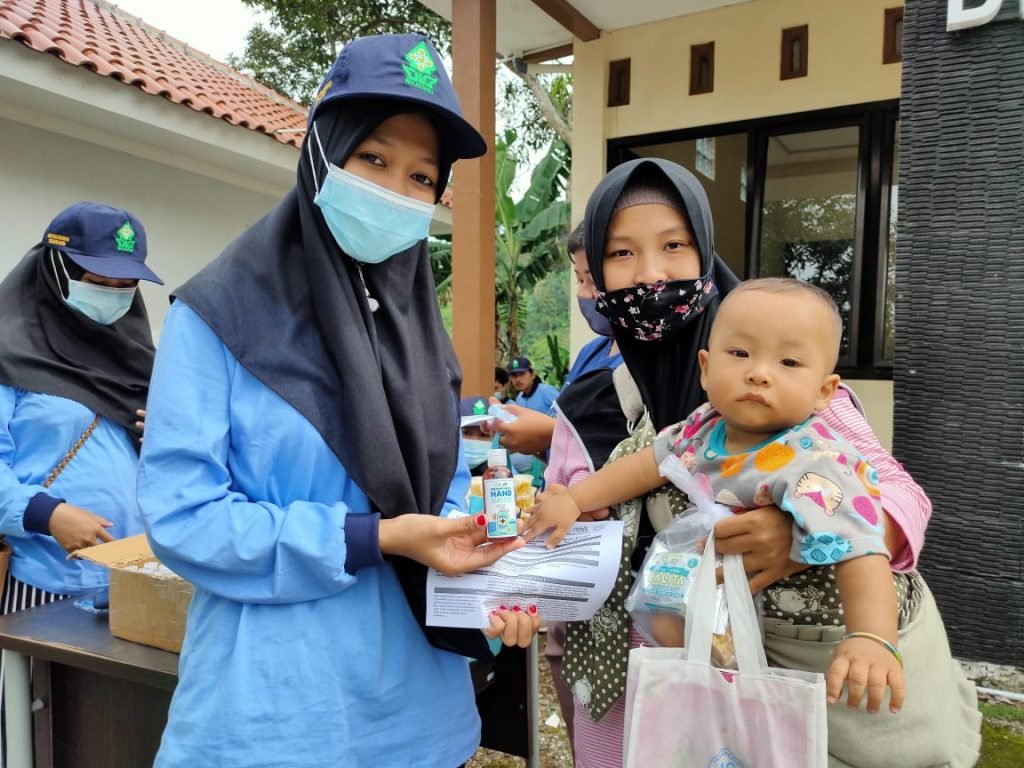 Hand Sanitizer Gratis untuk Ibu-ibu Posyandu Mahasiswa KKN UIN Walisongo Semarang membagikan hand sanitizer secara gratis untuk ibu-ibu posyandu