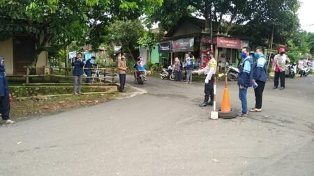 Potret Kekompakan Mahasiswa dan Satgas dalam Pencegahan Covid-19 Mahasiswa KKN MIT DR Kelompok 16 bersama Satgas Covid 19 Kelurahan Podorejo bersama-sama mengadakan operasi dan edukasi penggunaan masker
