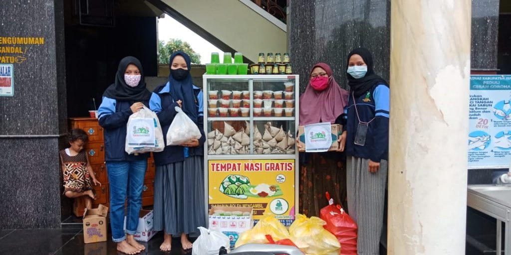 Gerakan Jumat Berkah Ala Mahasiswa Uin Walisongo Mahasiswa KKN UIN Walisongo saat melakukan gerakan Jumat berkah