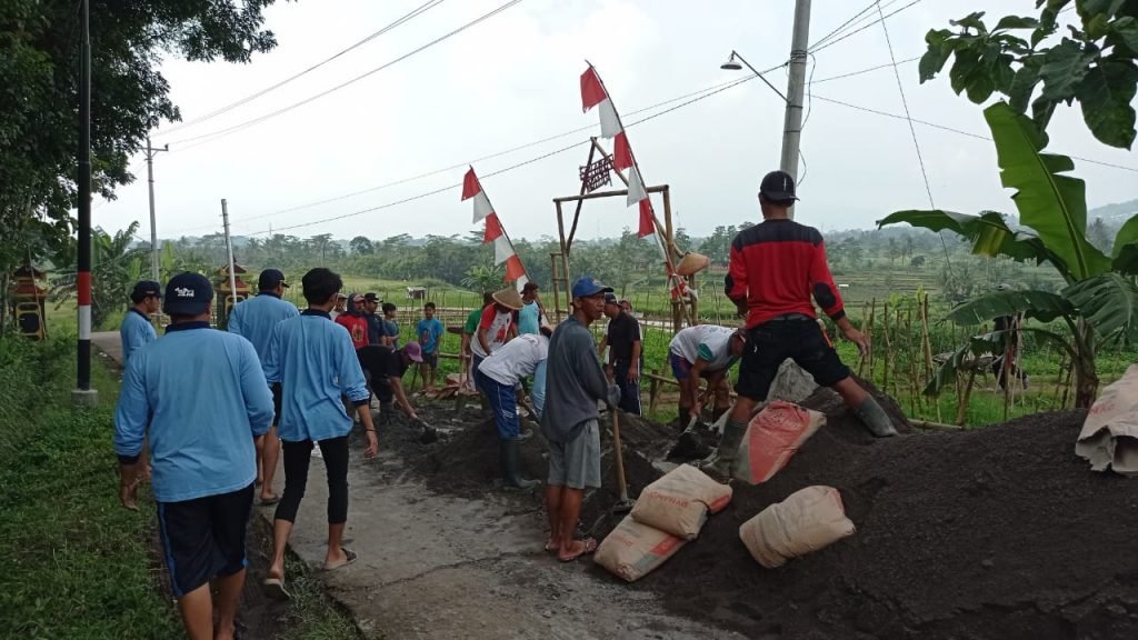 Mudahkan Akses, Jalan Wisata Religi Dusun Klotok Diperlebar Mahasiswa KKN Uin Walisongo Bantu Pelebaran jalan di Wisata Religi