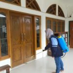 Mahasisw KKN MIT 11 Melakukan Penyemprotan Disinfektan
