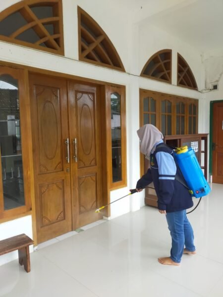Mahasisw KKN MIT 11 Melakukan Penyemprotan Disinfektan Penyemprotan disinfektan yang dilakukan oleh mahasiswa UNWS