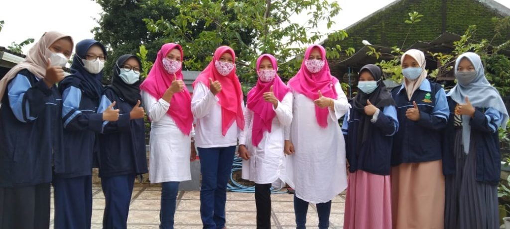 Jaga Kesehatan Balita, KKN Kelompok 12 Bantu Pelayanan Posyandu Foto bersama usai membantu pelayanan posyandu