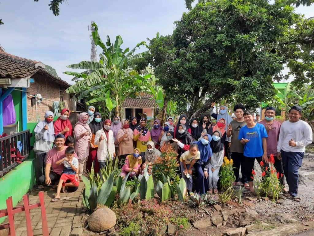 Dukung Lomba Lingkungan, Tim KKN UIN Walisongo Perindah Kelurahan Wates Usai pelaksanaan kerja bakti dan penanaman tanaman toha