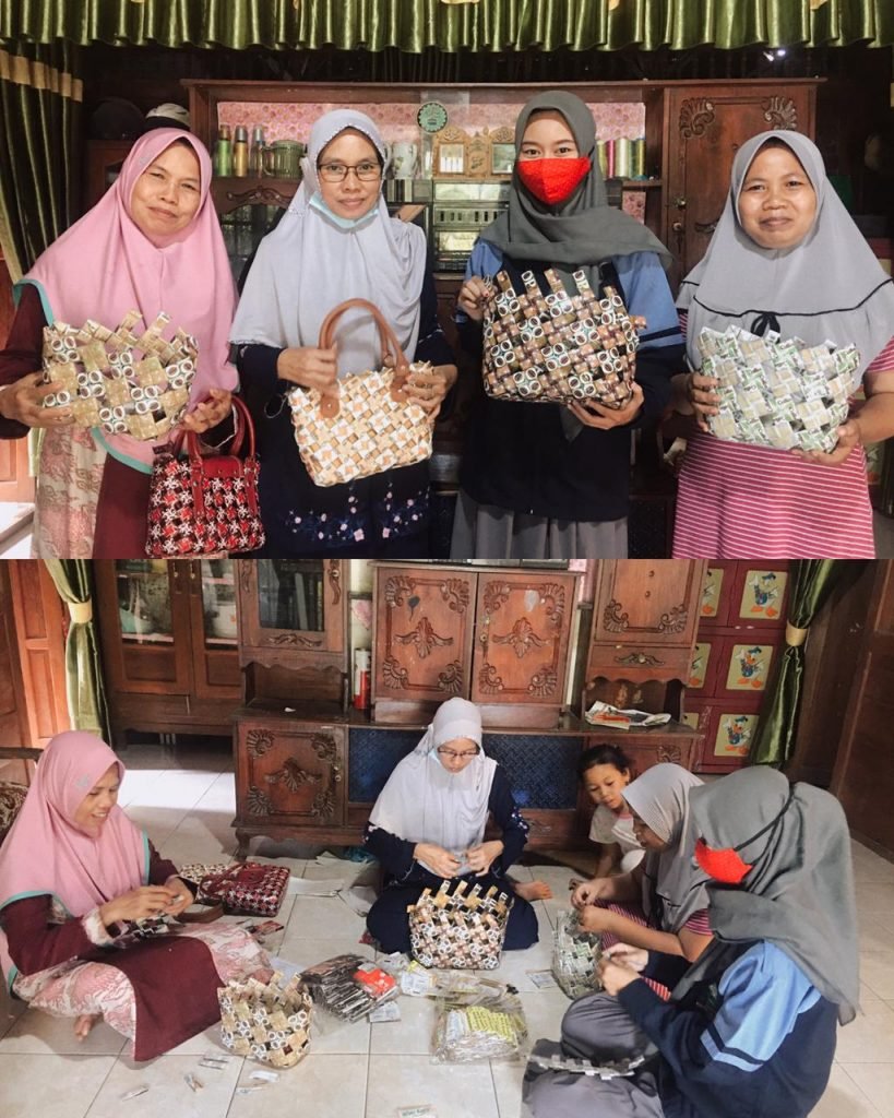 Manfaatkan Bungkus Kopi Jadi Tas Bernilai Jual Mahasiswa KKN UIN Walisongo Semarang melakukan pelatihan pembuatan tas dari bungkus bekas kopi