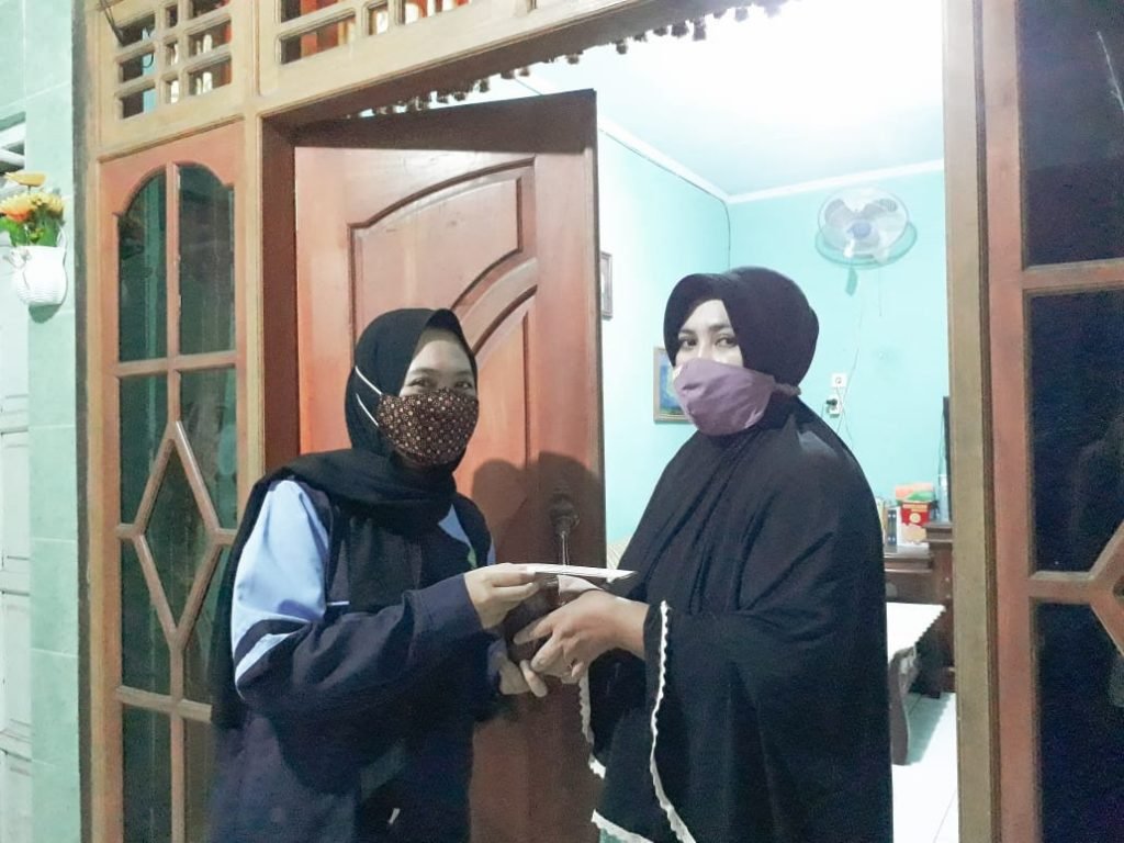 Wedang Uwuh untuk Tingkatkan Imunitas Warga di Tengah Pandemi Mahasiswa Uin Walisongo bagikan wedang uwuh pada warga