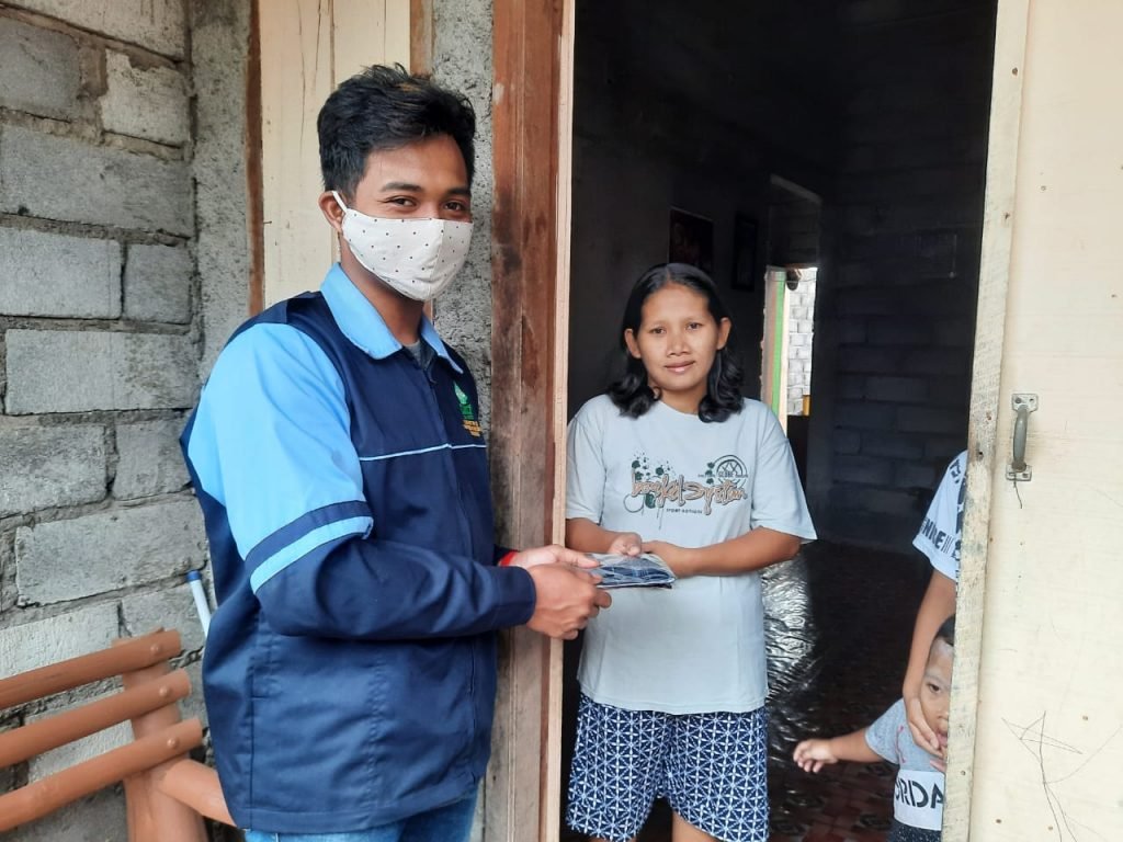 Dukung Pemerintah, KKN UIN Walisongo Bagikan masker Door to Door Kelompok 49 KKN UIN Walisongo Semarang melakukan pembagian masker