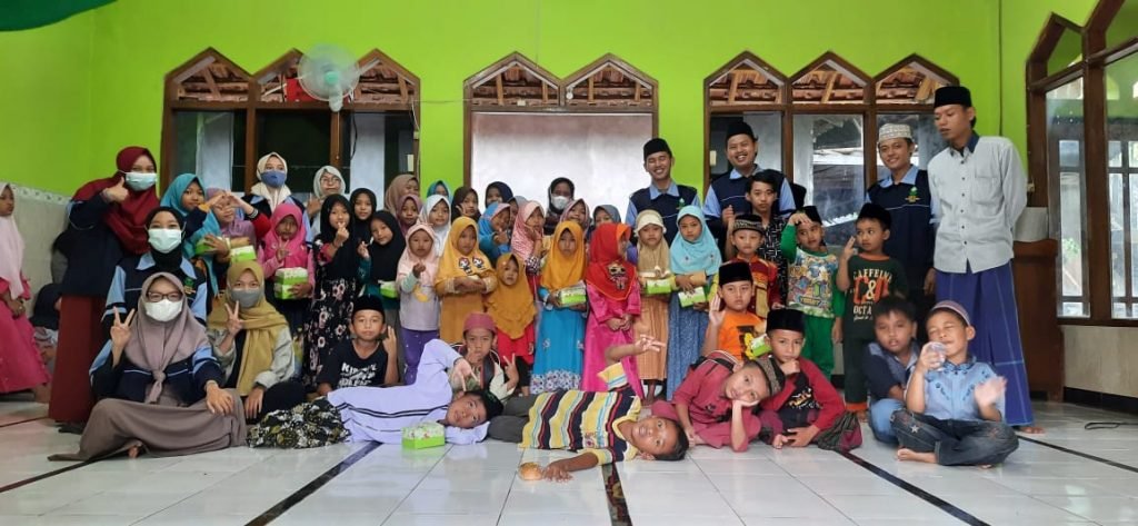 Metode Drive Thru Ala TPQ Zawiyatul Ulum KKN MIT DR 11 Kelompok 12 UIN Walisongo Semarang melakukan pengabdian di Taman Pendidikan Al-Qur'an (TPQ) Zawiyatul Ulum