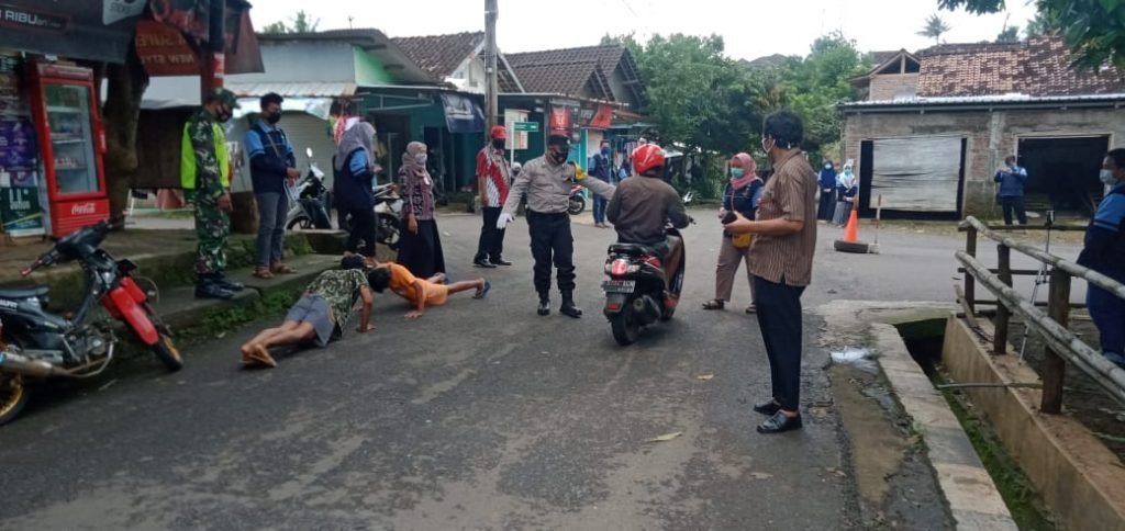 Bersama pihak Kelurahan Podorejo, Mahasiswa KKN Bagikan Masker Gratis Bagi bagi masker dan penyuluhan pentingnya memakai masker