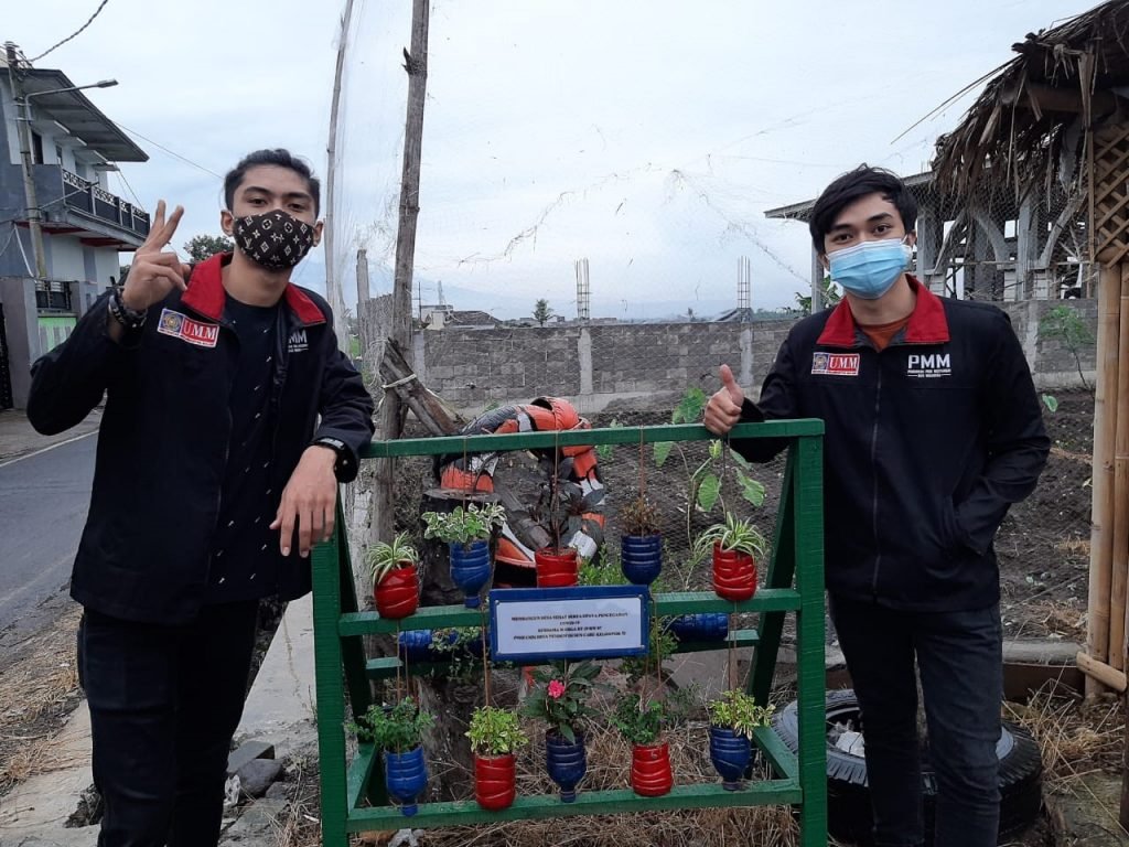 Pot Bunga, Solusi Atasi Limbah Plastik Mahasiswa PMM UMM membuat pot bunga gantung dengan memanfaatkan botol plastik bekas