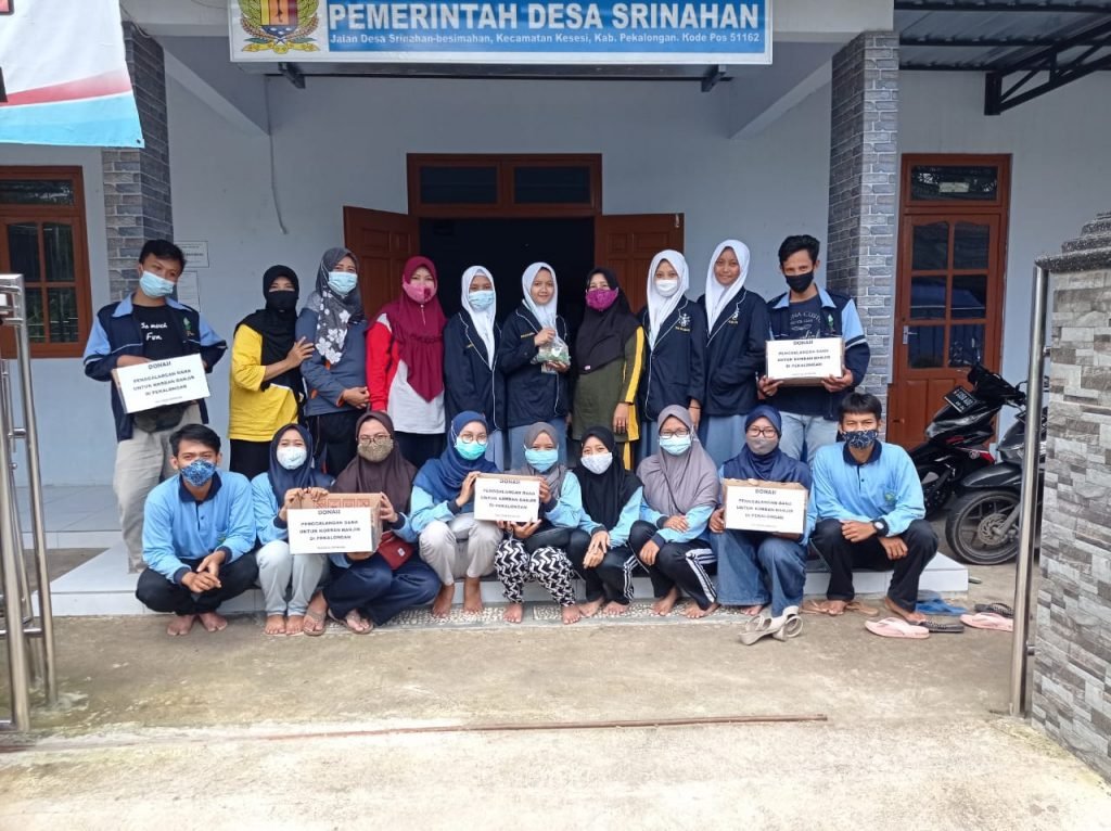 Mahasiswa KKN UIN Walisongo Galang Dana untuk Korban Banjir Mahasiswa KKN UIN Walisongo Semarang bersama ibu- ibu PKK Desa Srinahan mengadakan aksi penggalangan dana