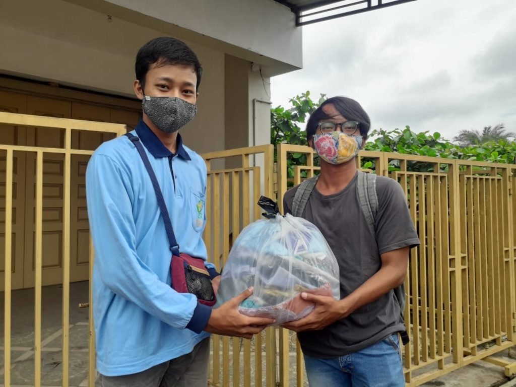 Mahasiswa KKN UIN Walisongo Beri Donasi untuk Korban Banjir M. Irsyad Maulana memberikan donasi untuk korban banjir di Pekalongan