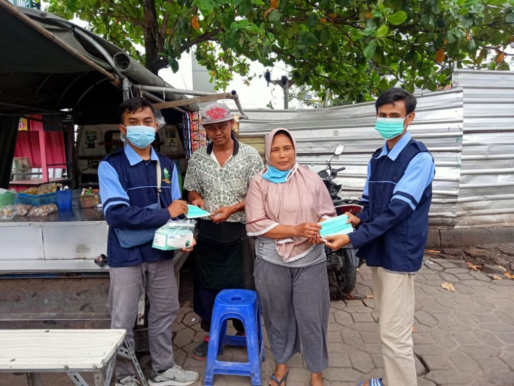 Cegah Covid-19, Mahasiswa KKN UIN Walisongo Berbagi Masker Mahasiswa KKN MIT DR-XDR-XI UIN Walisongo Semarang membagikan masker kepada masyarakat