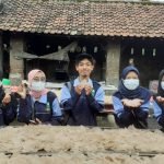 Tetap Produktif, Mahasiswa KKN Lakukan Kunjungan ke Pabrik Kerupuk Pasir