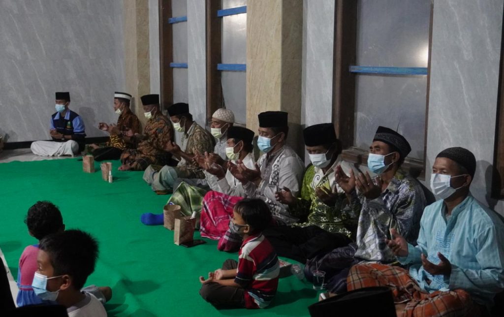 Istighosah dan Doa Bersama untuk Korban Bencana Istighosah dan doa bersama yang digelar oleh mahasiswa Uin Walisongo