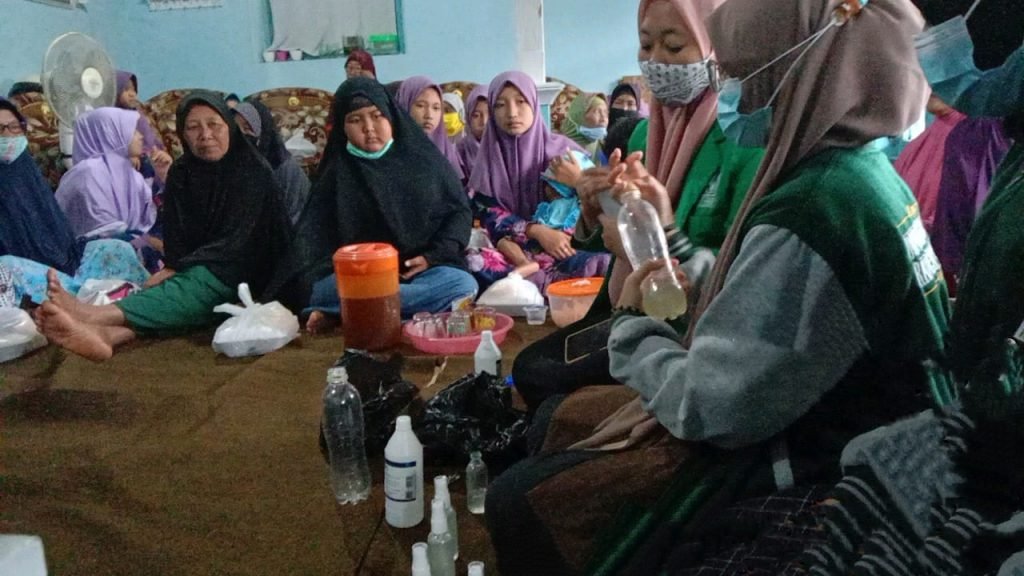Gerakan Sadar Covid: Mahasiswa KKN UNIRA Malang Berikan Tips Anti Covid Mahasiswa peserta KKN-T mengajak masyarakat sekitar agar sadar terhadap bahaya pandemi
