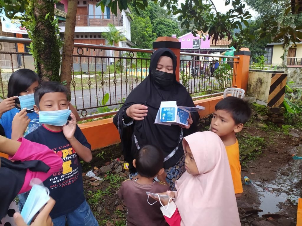 Pentingnya Edukasi Penggunaan Masker Sejak Dini Mahasiswa KKN UIN Walisongo lakukan edukasi pentingnya penggunaan masker