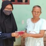 Peduli Covid, Mahasiswa KKK UIN Walisongo Bagikan Masker Gratis