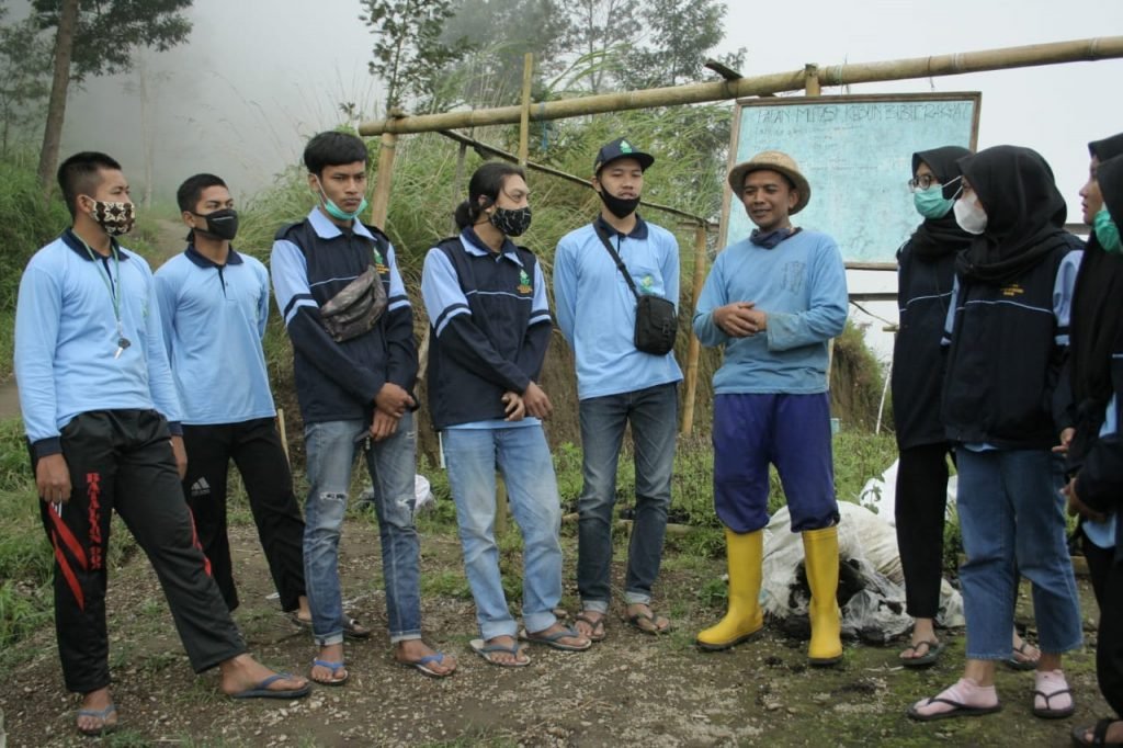 Mahasiswa KKN UIN Walisongo adakan Reboisasi di Lereng Gunung Merbabu Mahasiswa Kuliah Kerja Nyata (KKN) Mandiri Inisiatif Terprogram Dari Rumah (MIT DR) kelompok 32 adakan reboisasi di lereng gunung Merbabu