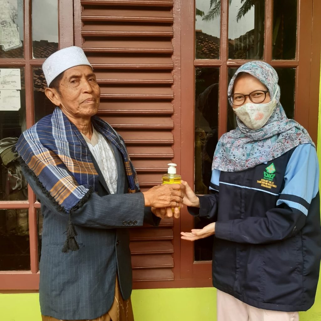 Upaya pencegahan Covid19 di Masjid Oleh Mahasiswa KKN UIN Walisongo Mahasiswa KKN MIT DR XI UIN Walisongo kelompok 75 memberikan sabun cuci tangan
