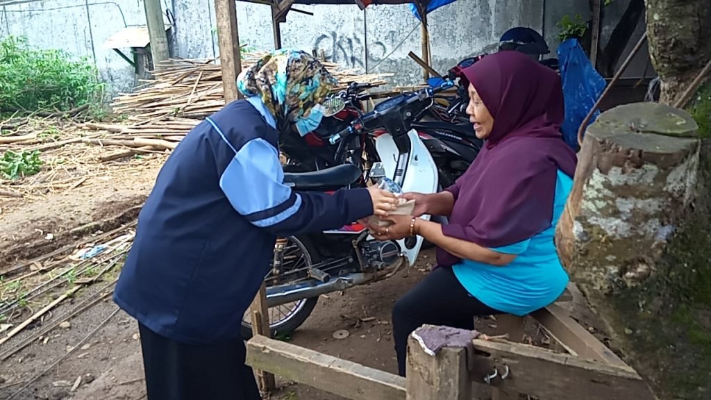 Kelompok 56 KKN Uin Walisongo Adakan Jumat Berkah di Tengah Pandemi Gerakan Jumat berkah di tengah pandemi oleh mahasiswa UIN Walisongo