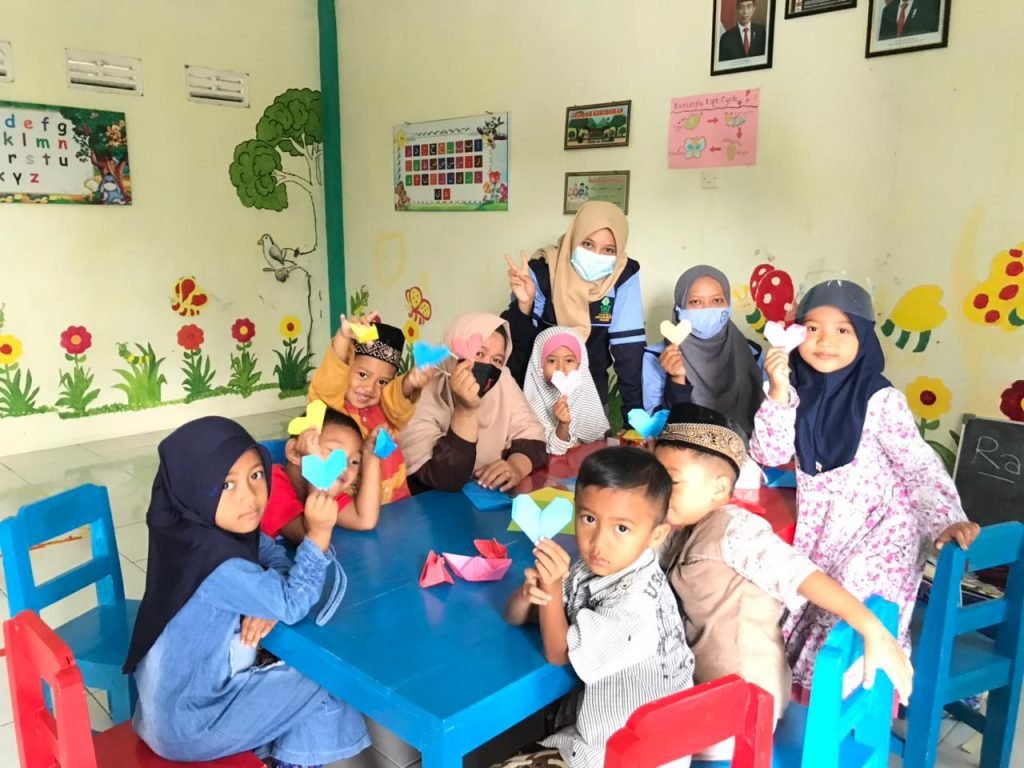 Dorong Kreatifitas Anak, Mahasiswa KKN UIN Walisongo Beri Pelatihan Origami Dorong daya kreatifitas anak dengan seni mengolah kertas atau origami