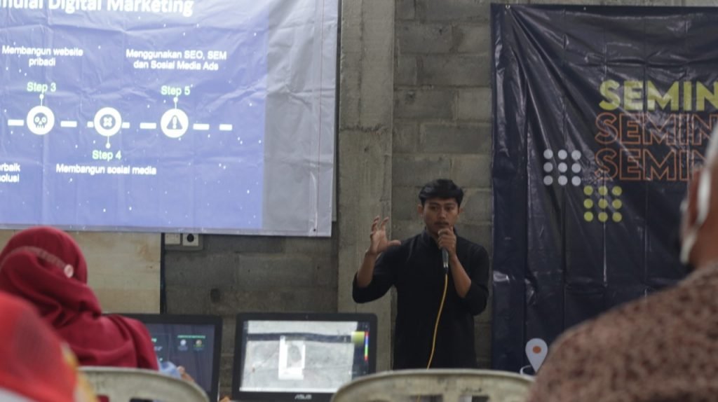 Mudah, Begini Cara Digitalisasi Pemasaran UMKM Desa KKN MIT DR XI Kelompok 58 dengan mengadakan webinar dan Seminar Digital Marketing UMKM Desa