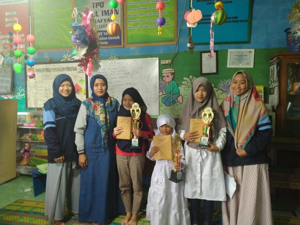 Pembagian Hadiah Lomba Warnai Pelepasan Mahasiswa KKN Mahasiswa Kuliah Kerja Nyata Mandiri Inisiatif Terprogram Dari Rumah (KKN MIT DR) II kelompok 40 UIN Walisongo Semarang mengadakan acara penyerahan hadiah lomba
