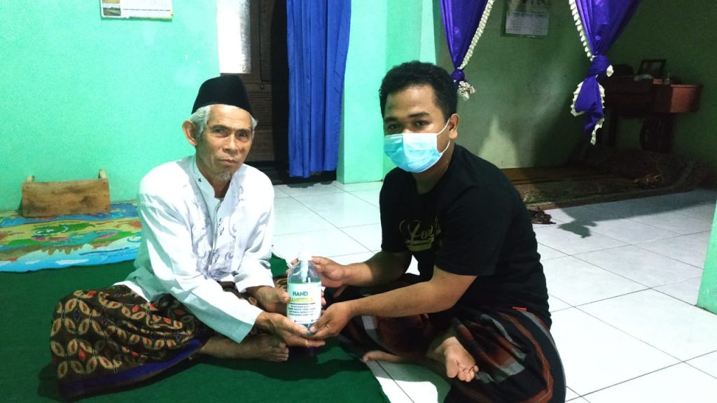 Pembagian Masker dan Hand Sanitizer Kepada Warga Setempat Mahasiswa KKN UIN Walisongo saat memberikan masker dan hand sanitizer