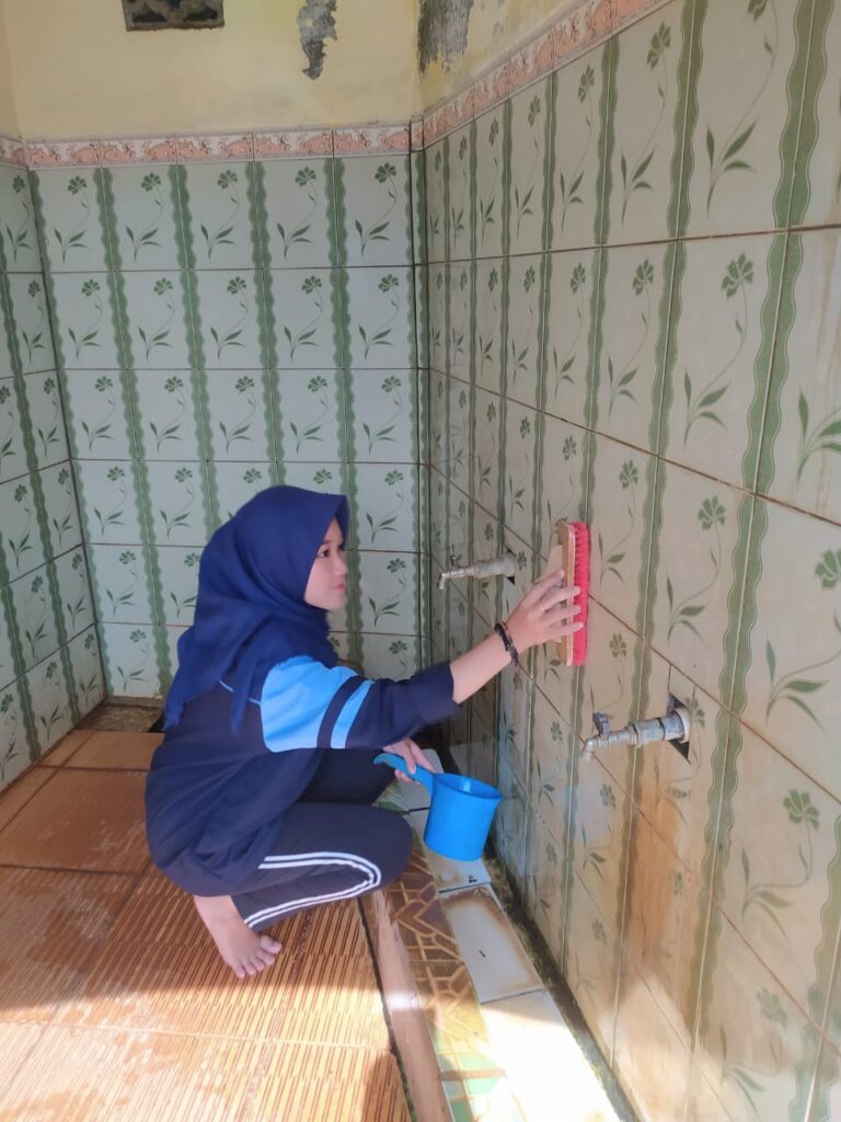 Jumat Bersih di Era Pandemi Bersama Susanti Lestari Mahasiswa KKN MIT DR XI kelompok 54 UIN Walisongo Semarang melakukan kegiatan Jum’at Bersih