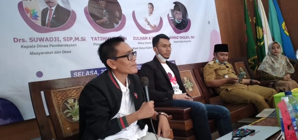 Pemuda Jadi Tongggak Pembangunan Desa di Era Digital Yatimul Ainun, Pemred Times Indonesia (kiri)