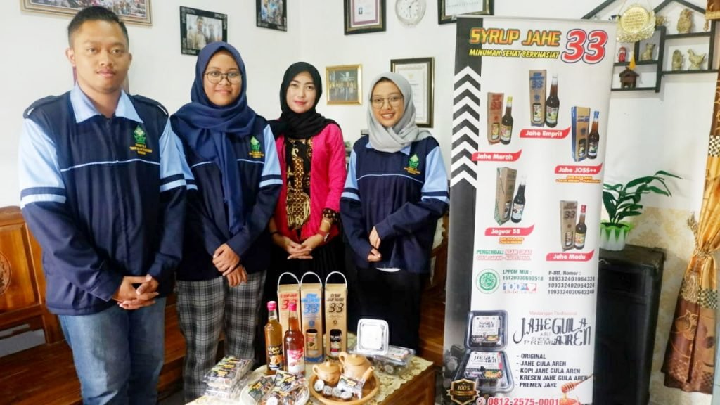 Strategi Pengembangan Produk Syrup Jahe 33 Mahasiswa KKN UIN Walisongo saat melakukan kunjungan ke UMKM syrup jahe 33.