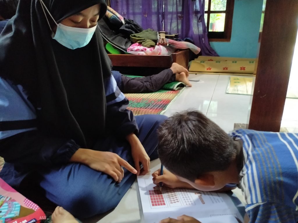 Mahasiswa KKN UIN Walisongo Mengadakan Bimbingan Belajar Bimbingan belajar yang dilakukan oleh mahasiswa KKN UIN Walisongo