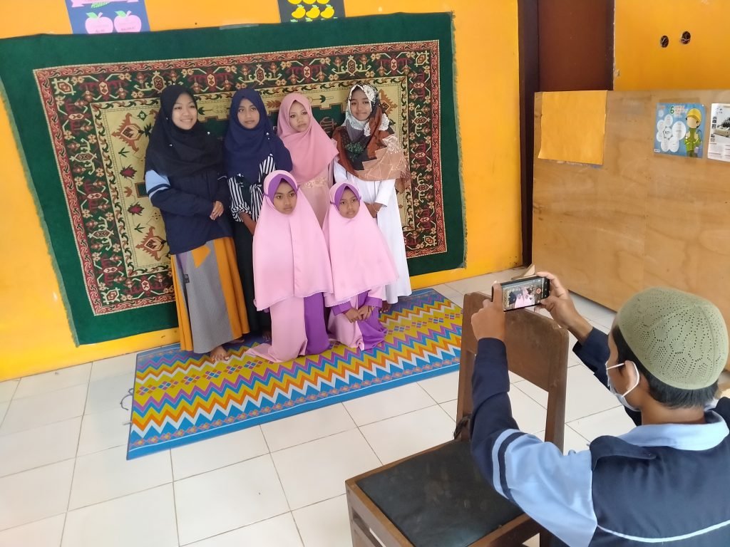 Potret Persiapan TPQ Karli Muttaqin dalam Ajang Festival Anak Sholeh TPQ Se-Kota Semarang Mahasiswa KKN UIN Walisongo Semarang Kelompok 36 latih anak TPQ Karli Muttaqin