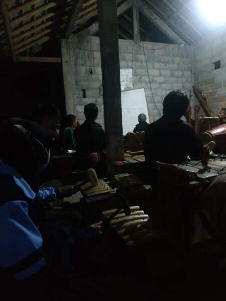 Mahasiswa KKN UIN Walisongo Mengajak Pemuda untuk Melek tentang Budaya Mahasiswa kuliah kerja n yata mandiri inisiatif terprogram dari rumah (KKN MIT-DR) Kelompok 30 UIN Walisongo semarang mengikuti kegiatan rutinan karawitan