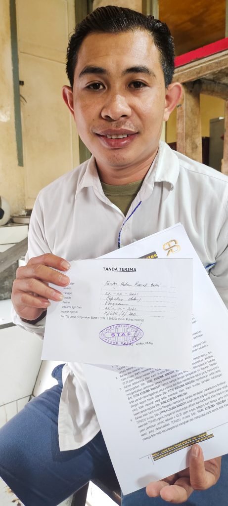 Miris, Ibu 56 Tahun Diduga Alami Penipuan Hingga Merugi 60 JT Deskripsi foto : Rusnadi Bakri S.H penasehat hukum ibu Piati Saat menunjukan berkas pelaporan