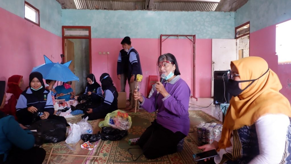 Pembuatan Ecobrick Jadi Solusi Atasi Masalah Sampah Plastik Mahasiswa KKN MIT kelompok 52 mengadakan Slsosialisasi pengelolaan sampah plastik menjadi ecobrick