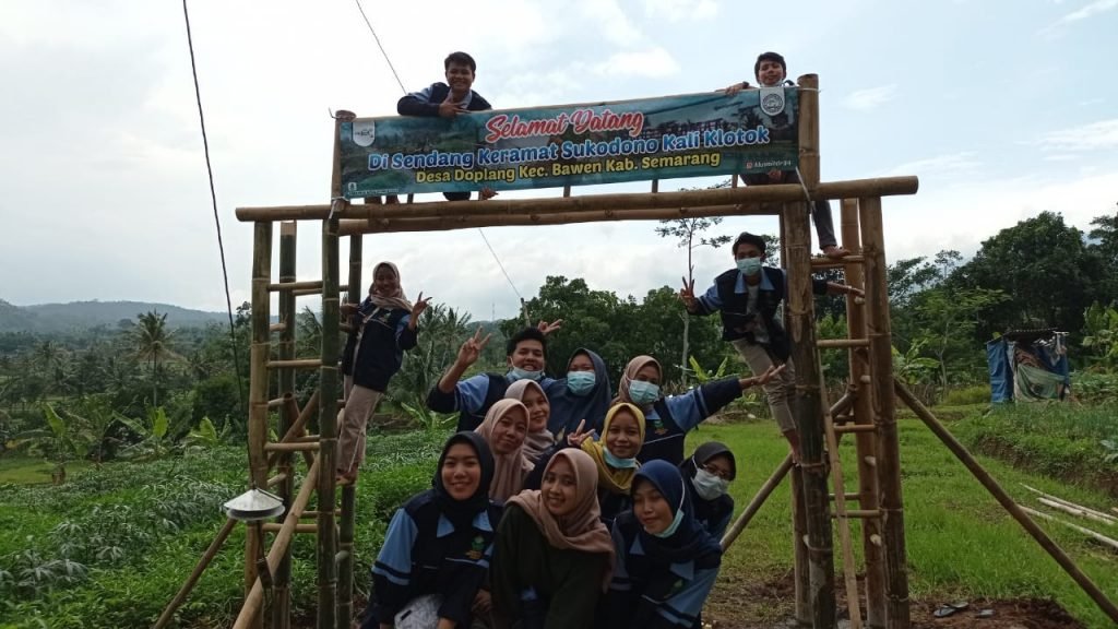 Kelompok 34 KKN UIN Walisongo Buat Gapura Wisata Religi Mahasiswa Kuliah Kerja Nyata Mandiri Intensif Terprogram (KKN MIT) kelompok 34 UIN Walisongo Semarang, mendirikan gapura untuk wisata religi