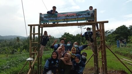 Kelompok 34 KKN UIN Walisongo Buat Gapura Wisata Religi Mahasiswa Kuliah Kerja Nyata Mandiri Intensif Terprogram (KKN MIT) kelompok 34 UIN Walisongo Semarang, mendirikan gapura untuk wisata religi