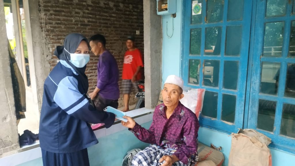 Mahasiswa KKN UIN Walisongo Membagikan Masker dan Handsanitizer KKN UIN Walisongo mengkampanyekan protokol Kesehatan pembagian masker dan handsanitizer
