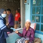 Mahasiswa KKN UIN Walisongo Membagikan Masker dan Handsanitizer