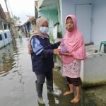Sebungkus Nasi untuk Warga Korban Banjir