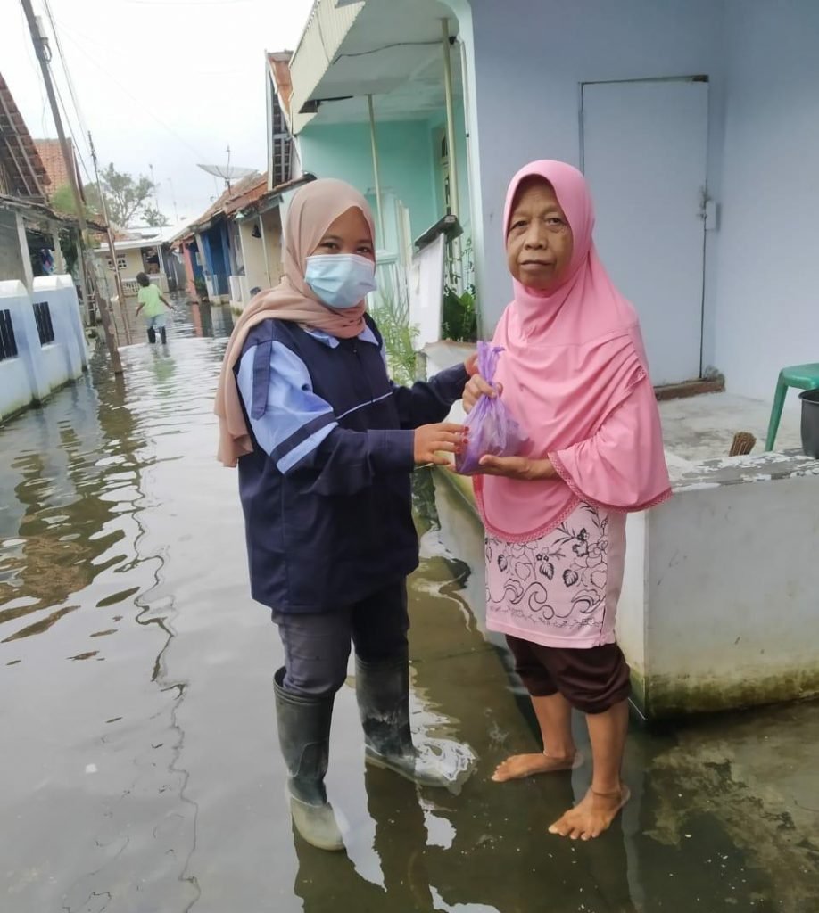 Sebungkus Nasi untuk Warga Korban Banjir Mahasiswa UIN Walisongo Kurnia Ika, dalam rangka KKNMIT-DR 11 memberikan bantuan nasi bungkus kepada warga