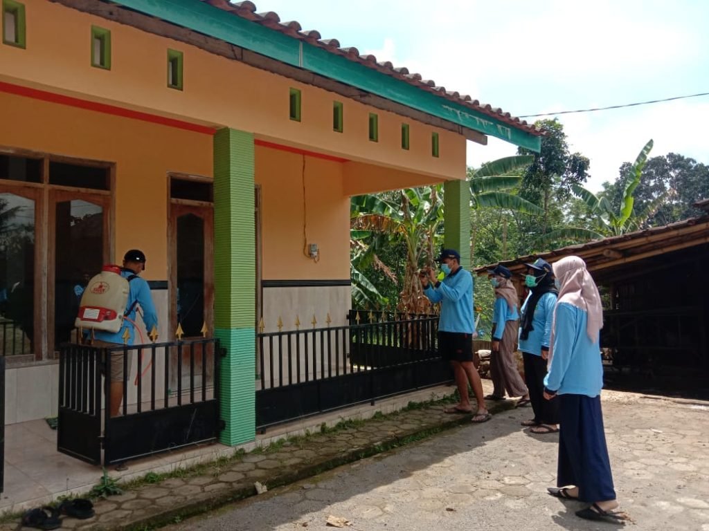 Sterilisasi Fasilitas Umum dengan Penyemprotan Disinfektan Kelompok 34 KKN MIT DR UIN Walisongo Ke XI melakukan penyemprotan desinfektan