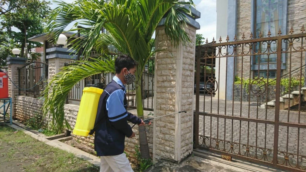 Manfaatkan PPKM untuk Penyemprotan Disinfektan Mahasiswa UIN Walisongo Semarang (Roja Filiza) melakukan penyemprotan disinfektan