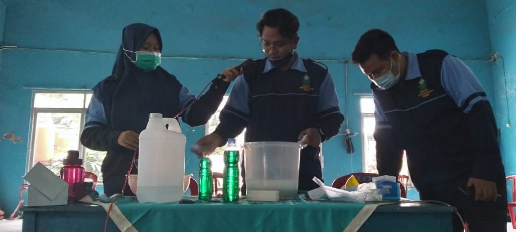 Warna Warni Ide Usaha Kreatif di Tengah Pandemi Mahasiswa KKN MIT DR XI UIN Walisongo Semarang kelompok 36 mengadakan pelatihan pembuatan sabun cuci piring